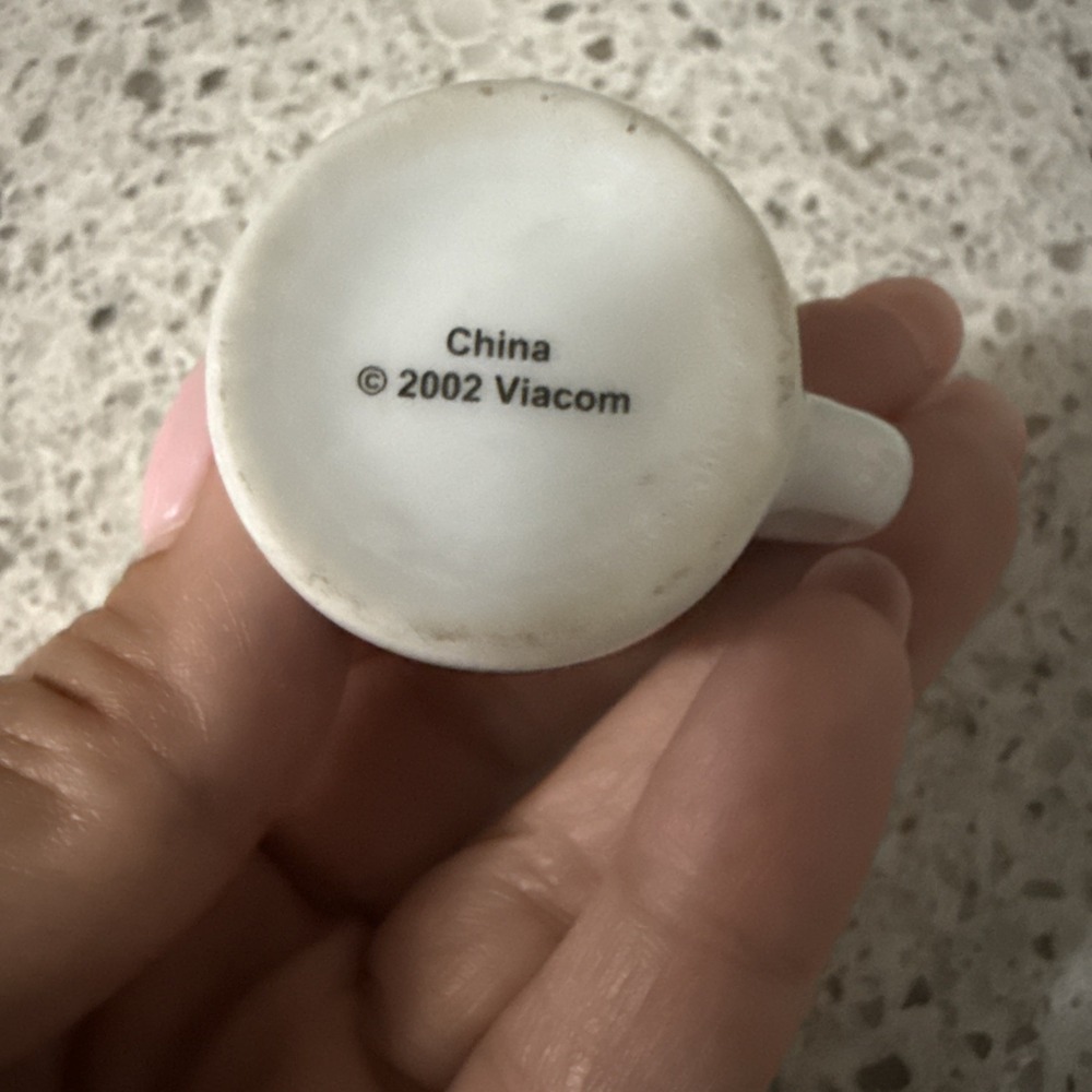 Sponge Bob  SquarePants Mini Mug 2002 Viacom Miniatures Ceramic Trinket - Picture 4 of 4